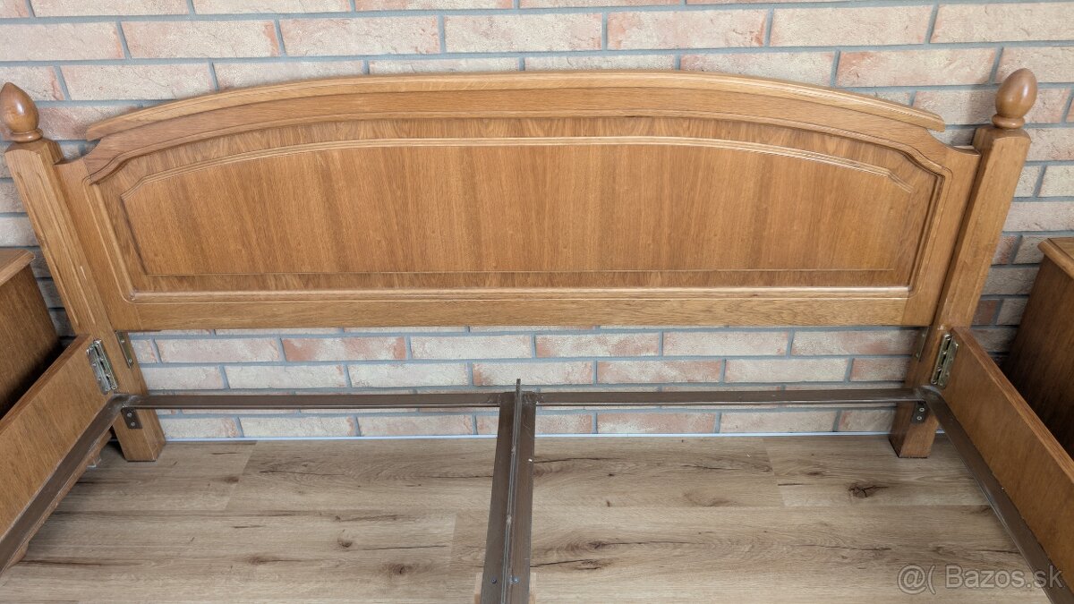 Predám rustikálnu dubovú manž. posteľ s 2ks nočnými stolíkmi - 9