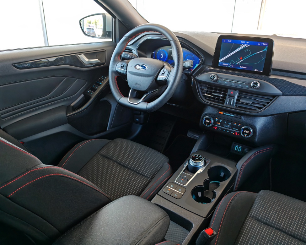 Ford Focus Kombi 1.5 TDCi EcoBlue ST-Line A/T//AJ NA SPLÁTKY - 9