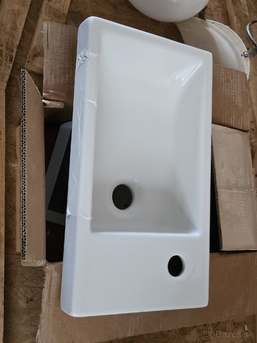 Predám malé umývadlo, podsvietené zrkadlo, luster a skrinku - 9