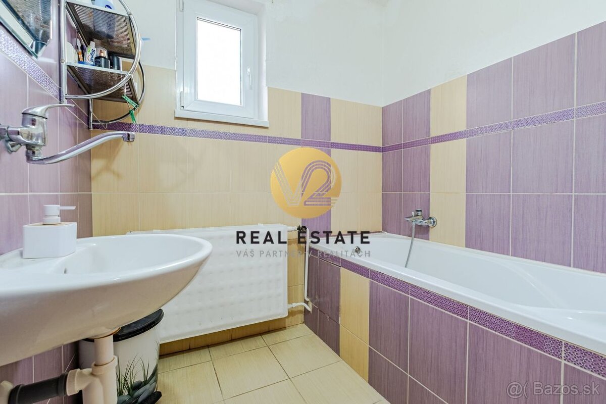 Ponúkame na Predaj - Priestranný Rodinný dom, slnečný pozem - 9