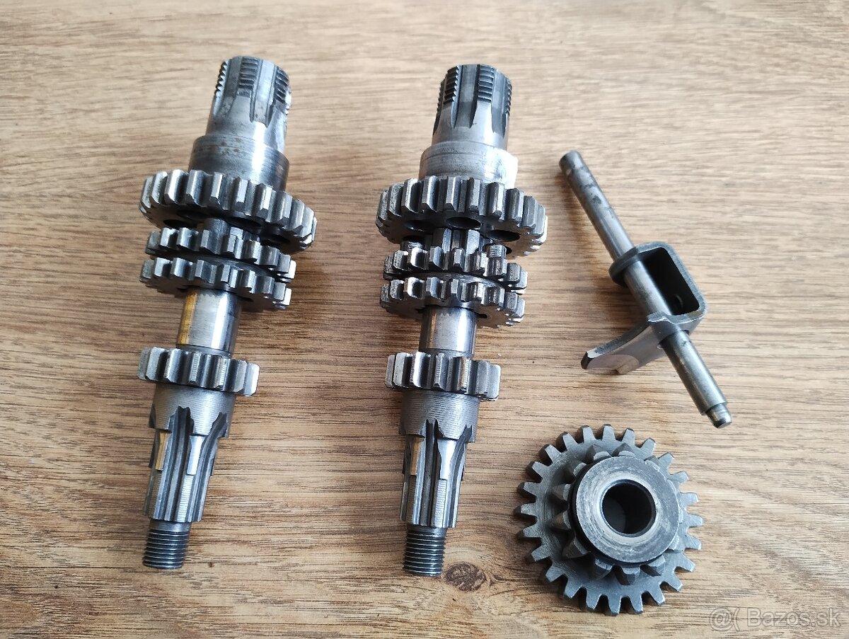 Prodám náhradní diely pro JAWA 550 pařez a jawa 555 - 9