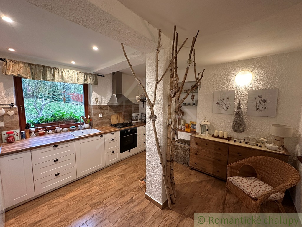 Samota v lese priamo v obci Semerovo Unikátny domček na k - 9