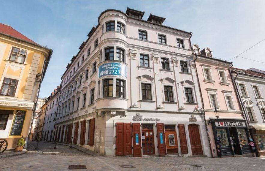 Priestory na pešej zóne v krásnej historickej budove, Michal - 9