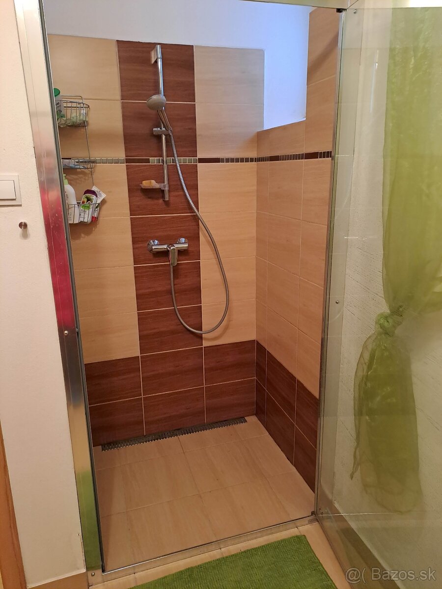 Predáme 5,5 izb. chatu so saunou pri lese nad PN - 9