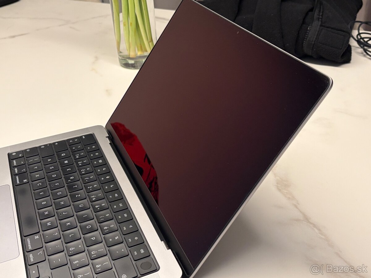 MacBook Pro 14” (2021) M1, 16 GB + obal - 9
