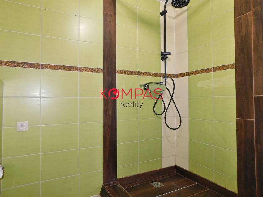 DOM SO ZÁHRADOU, DREVENÝM PRÍSTREŠKOM A PARKOVANÍM V OBCI LU - 9