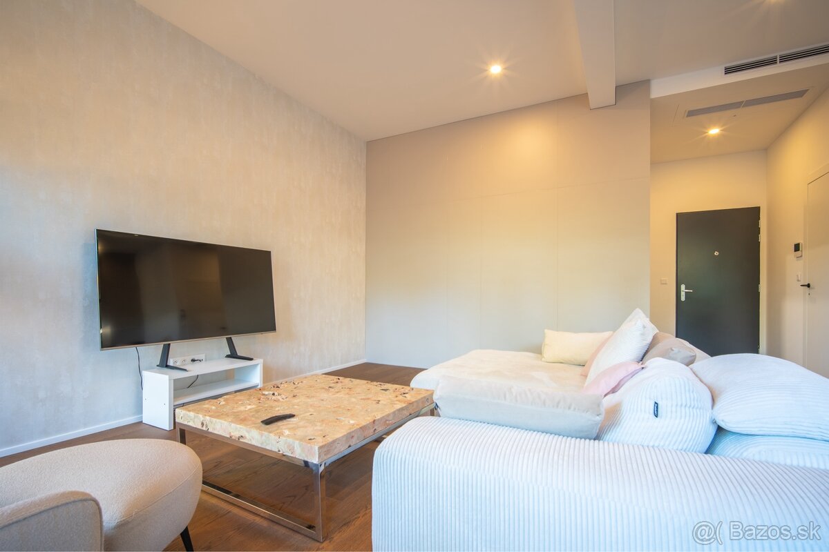 PREDAJ Luxusný 2 izbový byt 74m2 + 41m2 terasa, Staré Mesto - 9