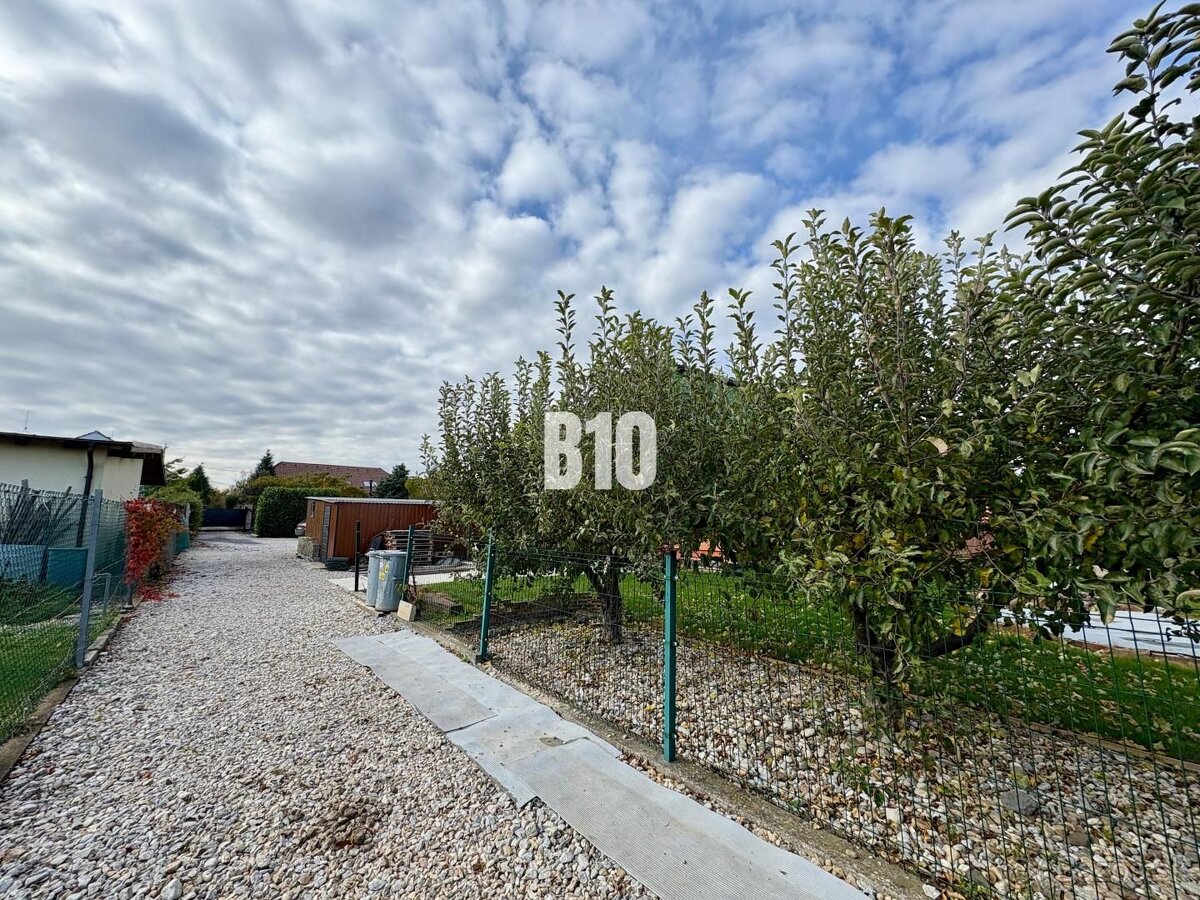 Príjemný menší RD - priestranný pozemok - výhľad na Zobor - 9