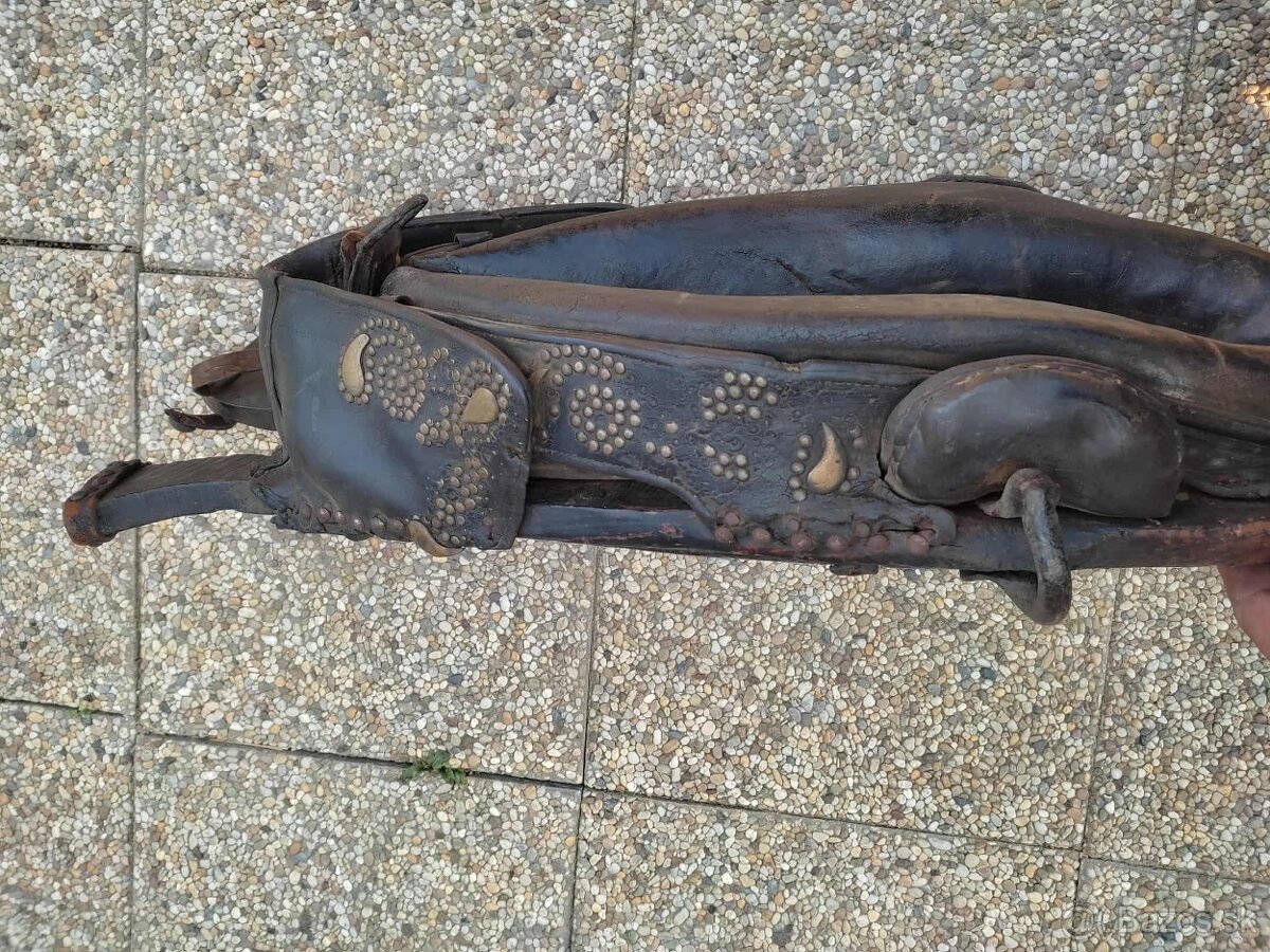 Vybijany chomut a sedlo na kona - 9