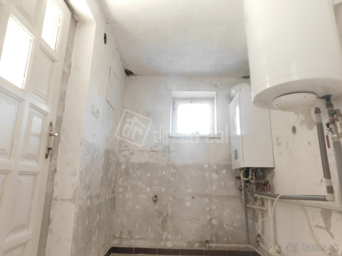 Pekný dom na slnečnom pozemku s bazénom a jazierkom - 9