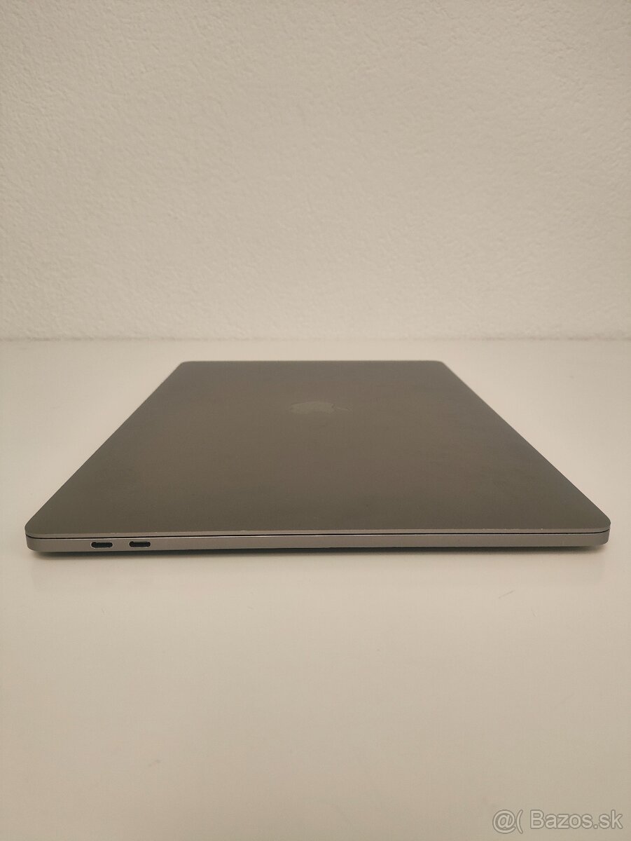 MacBook Pro 15" 2018 | i7 • 16GB • 256GB - 9