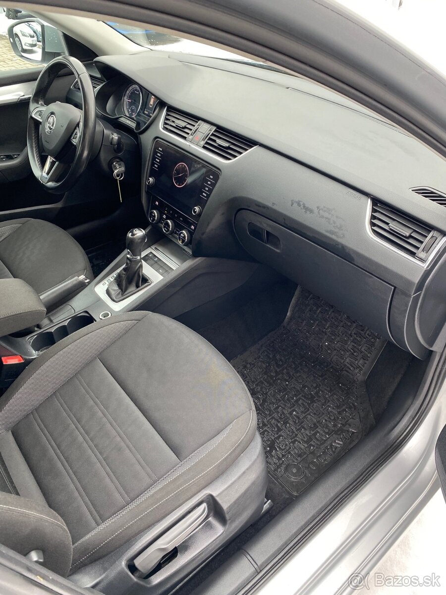 ŠKODA OCTAVIA 1.6 DSG COMBI AMBITION - 9