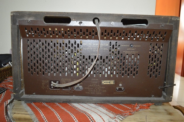 predam velmi pekne starozitne radio PHILIPS - 9