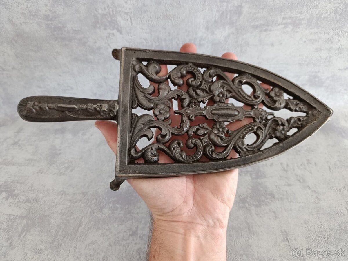 Velmi stará velká podložka pod starou žehličku. - 9