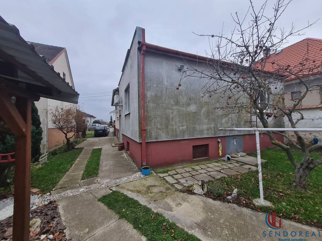 REZERVOVANÉ Predáme 4.izb RD pozemok 734m - 9