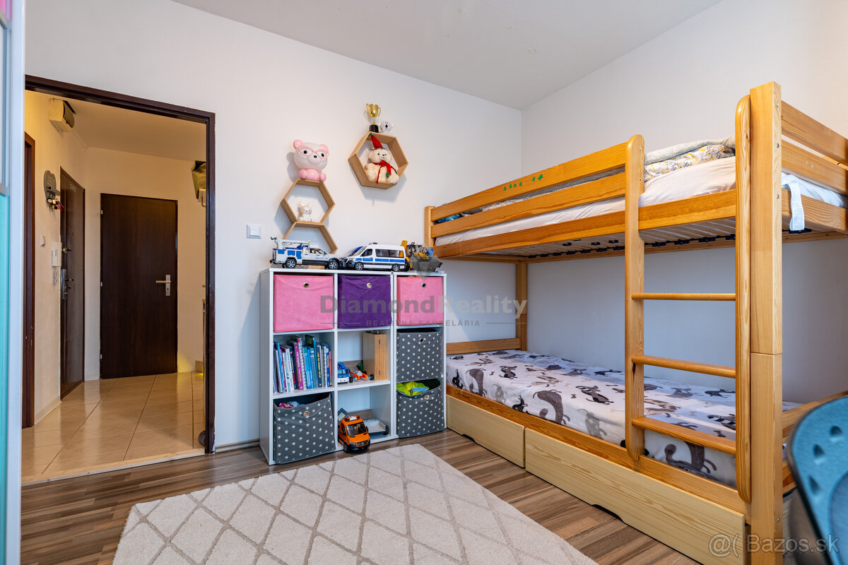 NA PREDAJ KRÁSNY 3 IZBOVÝ BYT S VÝHĽADOM NA MESTO | 64m2 + L - 9