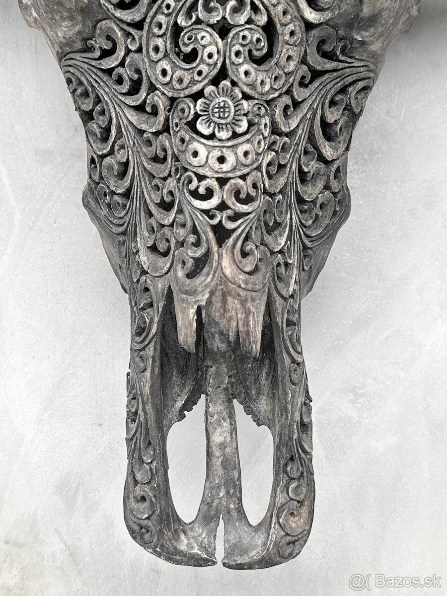 Obrovská šedá vyrezávaná lebka Vodného Bývola - motív Badong - 9