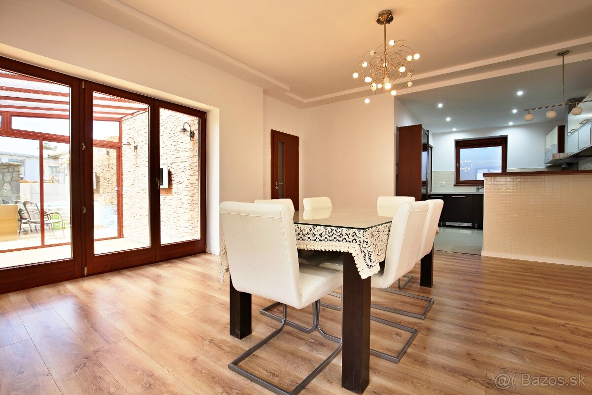 Dvojgeneračný rodinný dom v centre Malinova - 9