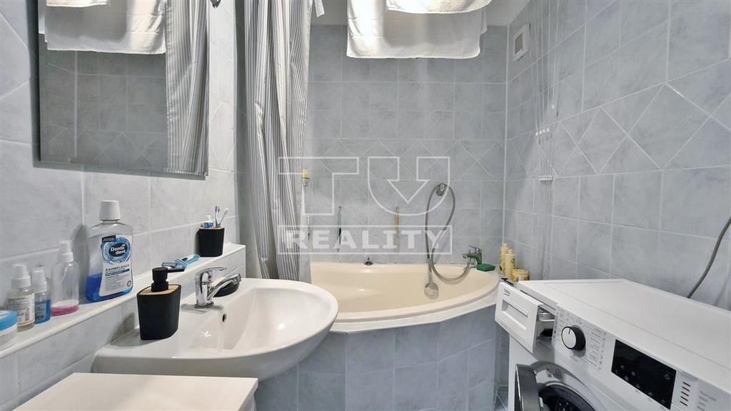 Praktický 2-izbový byt • loggia s výhľadom do... - 9