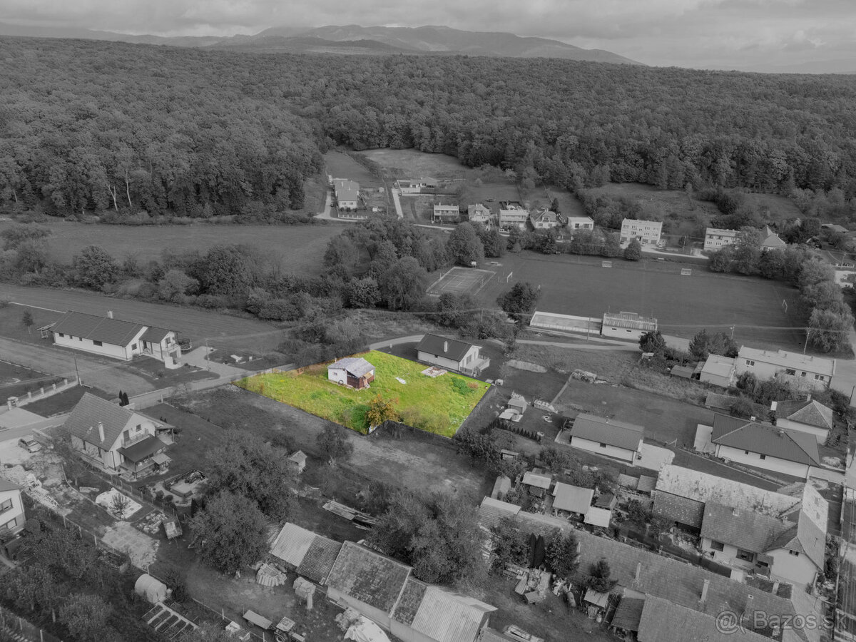 Exkluzívne iba u nás na predaj stavebný pozemok 1251m2 , Bre - 9