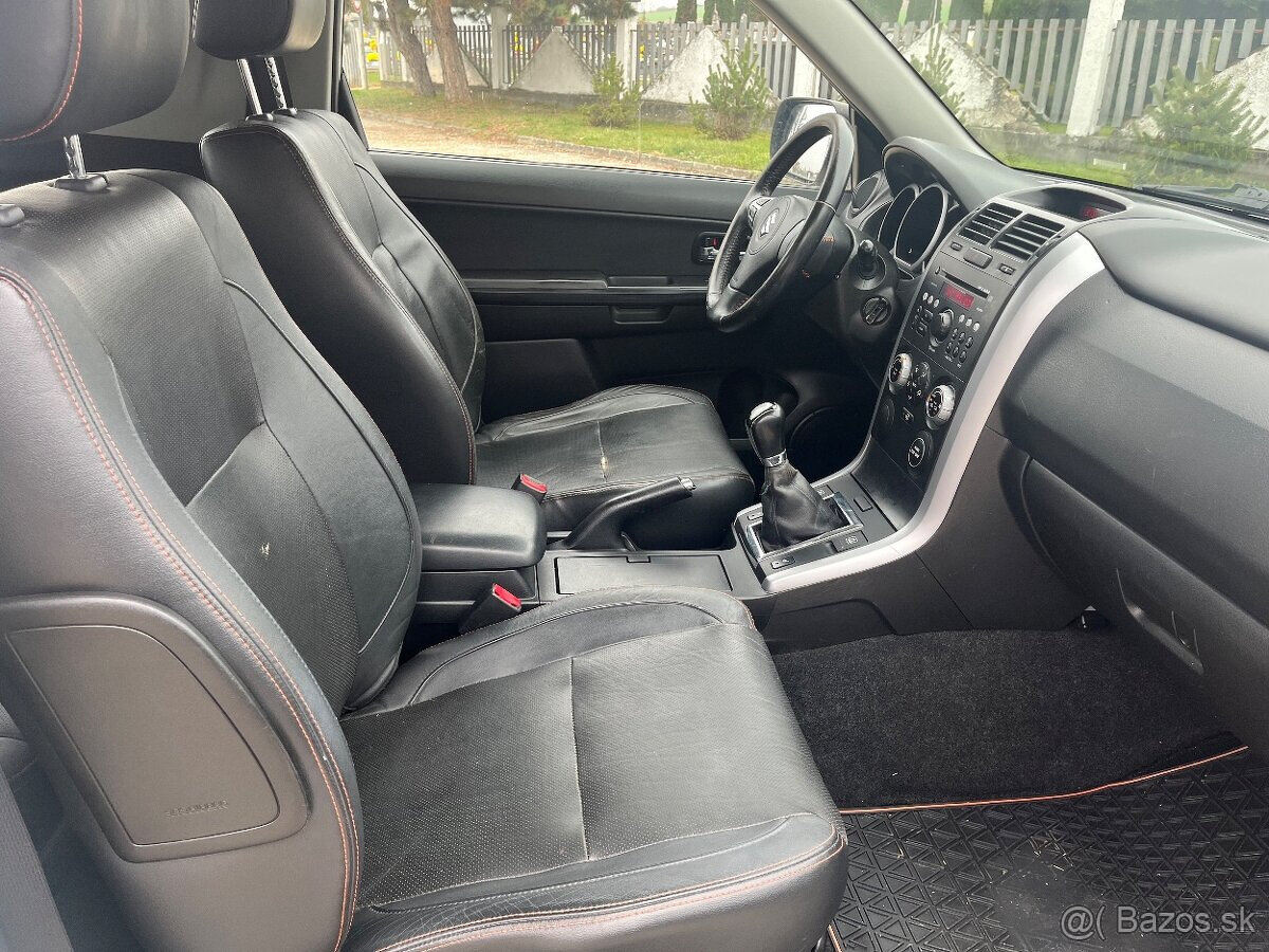 Suzuki Grand Vitara 1.6 benzin 4x4 black and white - 9