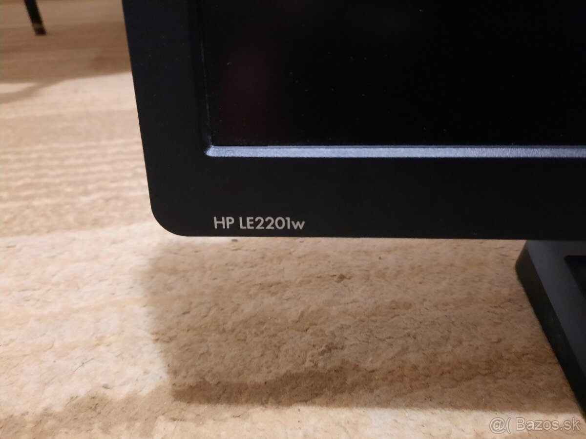 22" a 19" LCD Monitory - 9