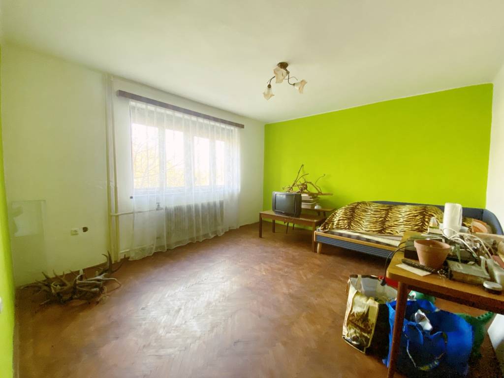 4 izbový poschodový rodinný dom s pozemkom 859 m2 v obci Lok - 9