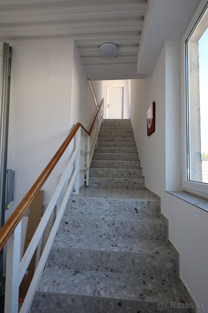 ADMINISTRATÍVNO–SKLADOVA BUDOVA - 9