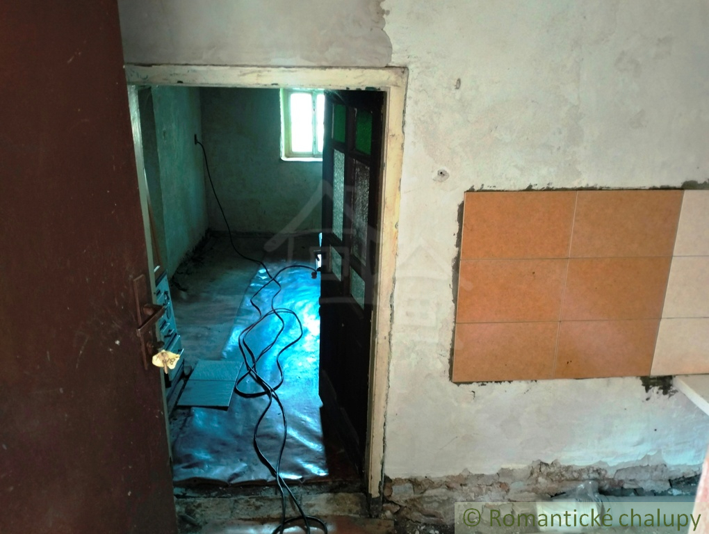 Vidiecka chalupa v pôvodnom stave na kopaniciach obce Lubi - 9