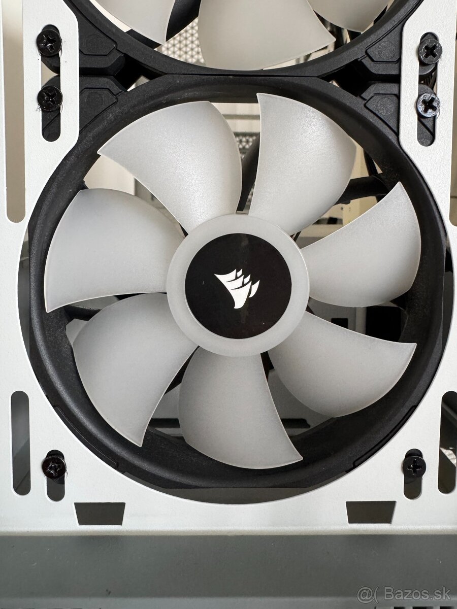 Predám PC skrinku Corsair iCUE 4000X RGB Biela - 9