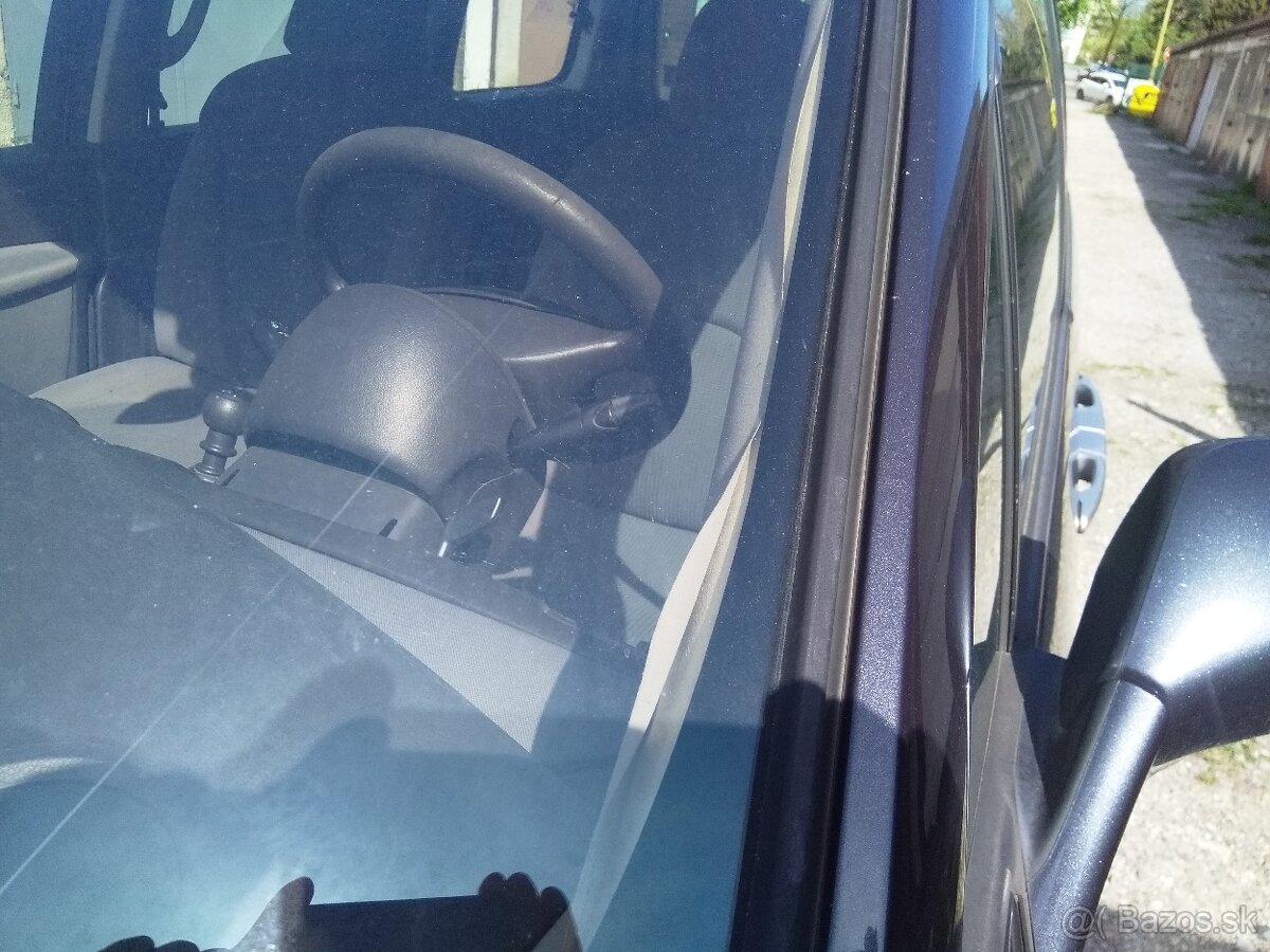 Predám PEUGEOT 8O7, r.v. 2006 - 9