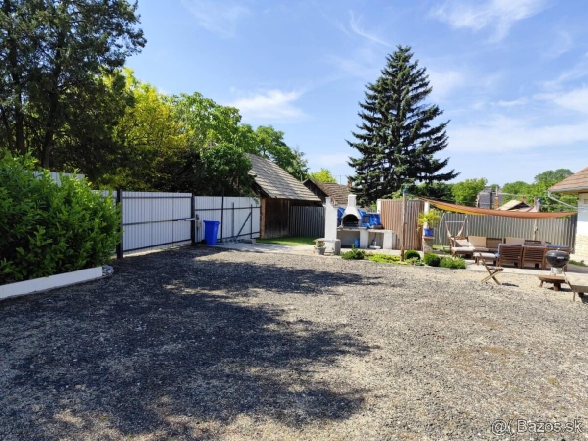 Zrekonštruovaný, zariadený rodinný dom s garážami vo Svodine - 9