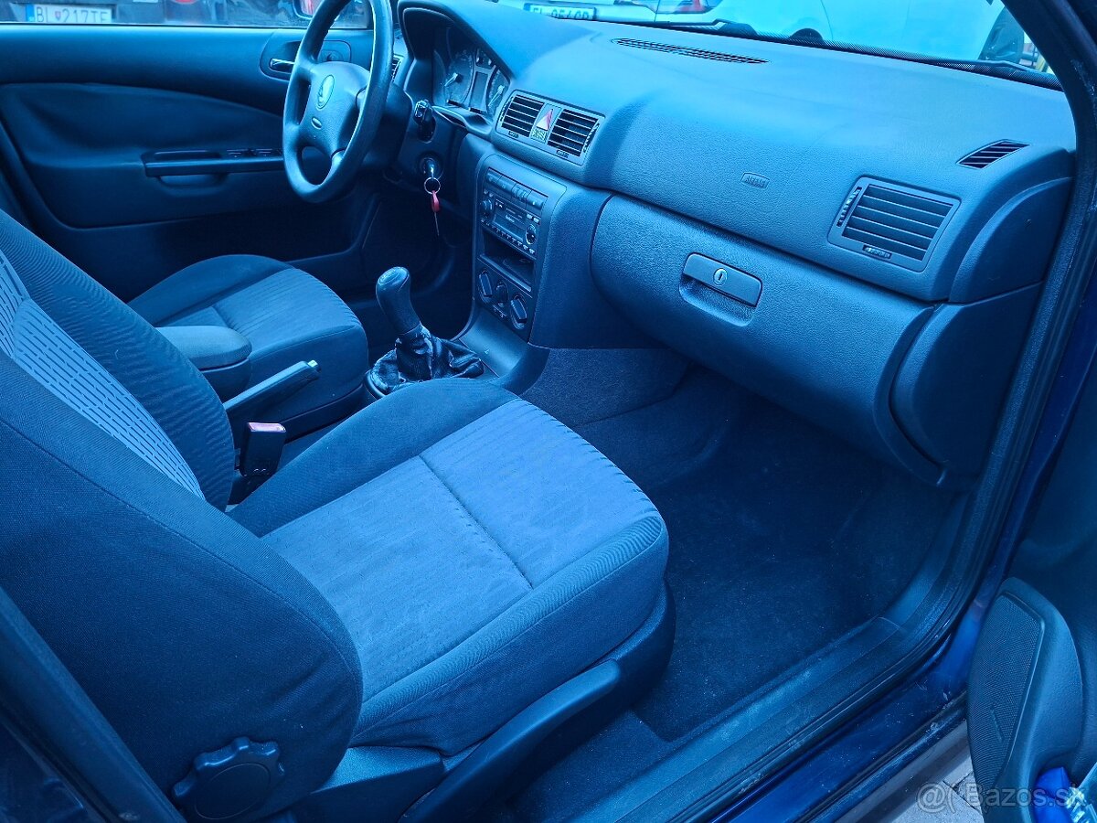 Predám Škoda Octavia 1,6 benzín sedan rok 2003 - 9