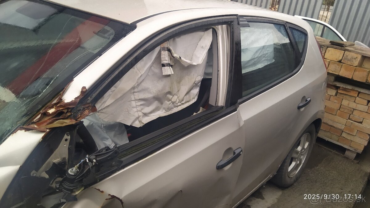 HYUNDAI I 30 1,4 benzín 2012 - 9