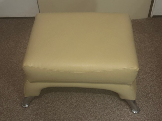 Predám sedačku, 2 kreslá, taburetky - 9