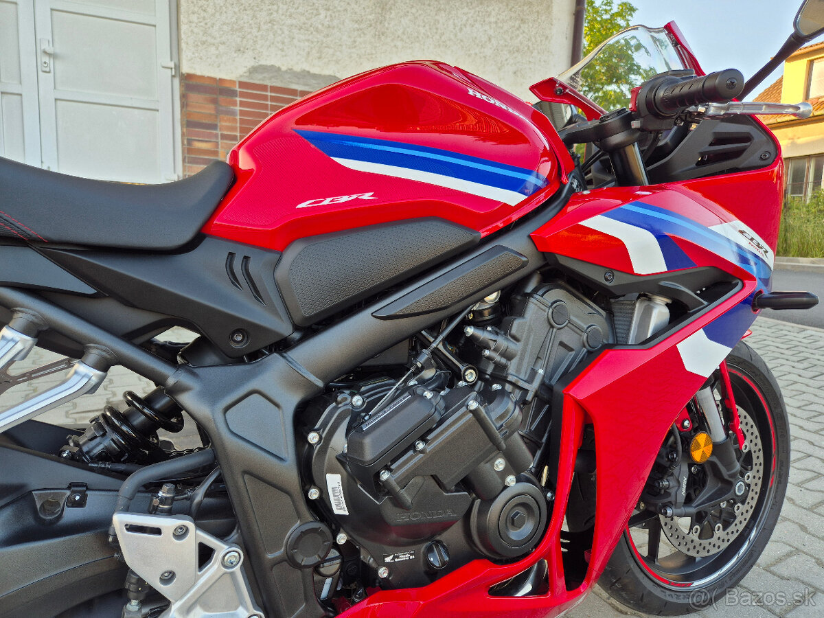 Prodám Honda CBR 650R E-clutch , r. v. 2024, ABS, TC, záruka - 9