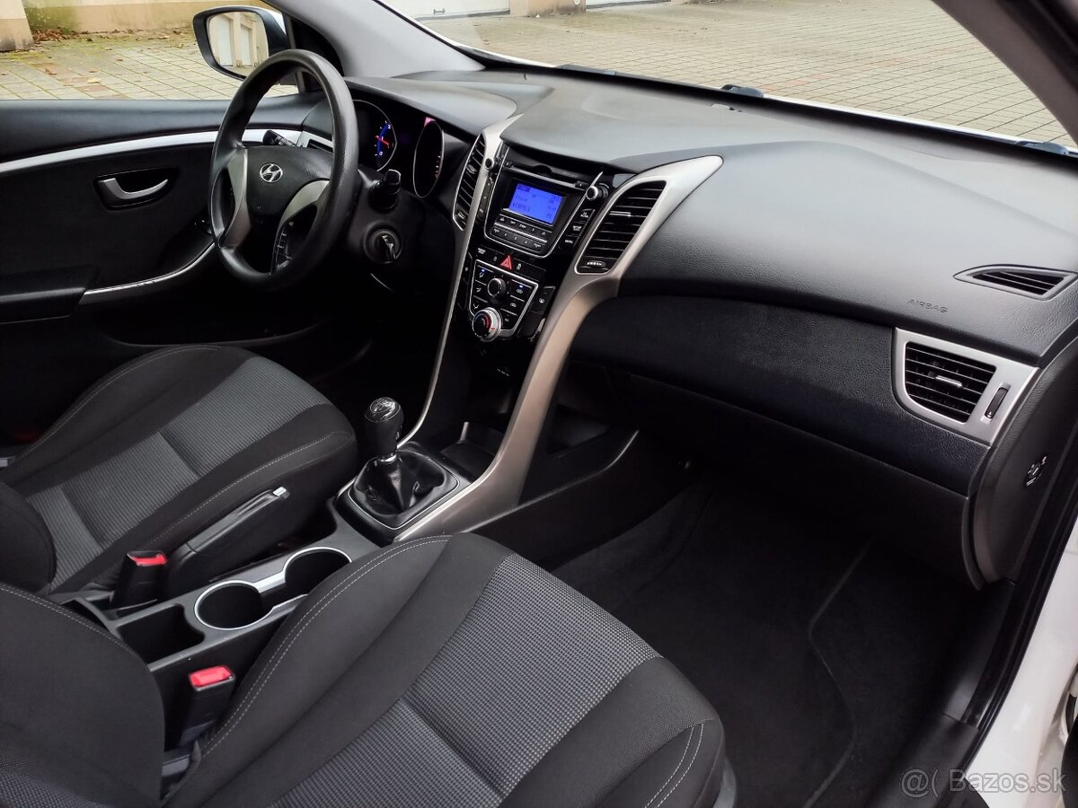 Hyundai i30 1.4 CRDi 66Kw 90ps ELEGANCE - 9