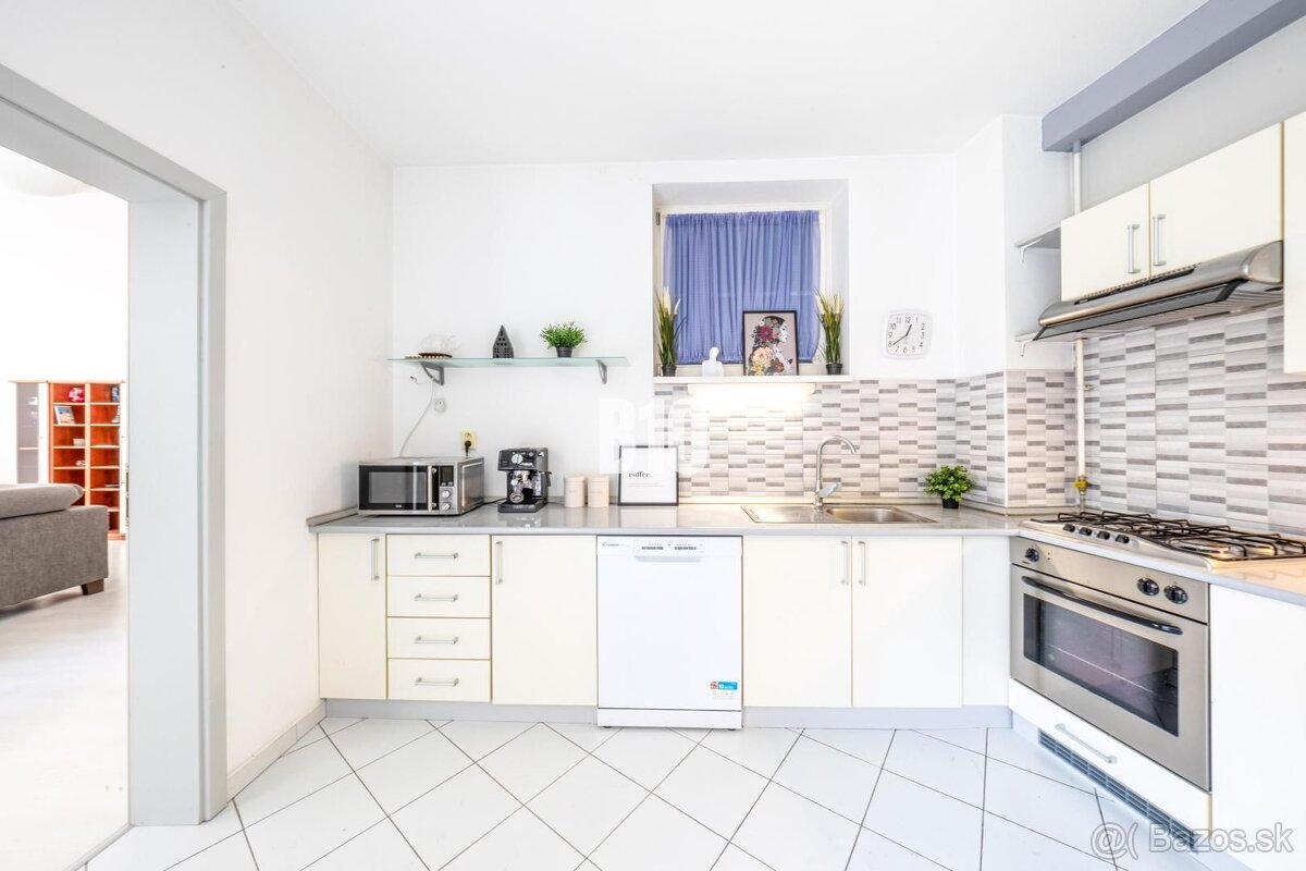 Štýlový 3-izbový byt s loggiou a parkovaním v absolútnom cen - 9