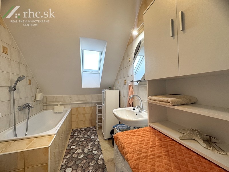 PODKROVNÝ 3-IZBOVÝ BYT S NÍZKYMI NÁKLADMI NA BÝVANIE - ŠPORT - 9