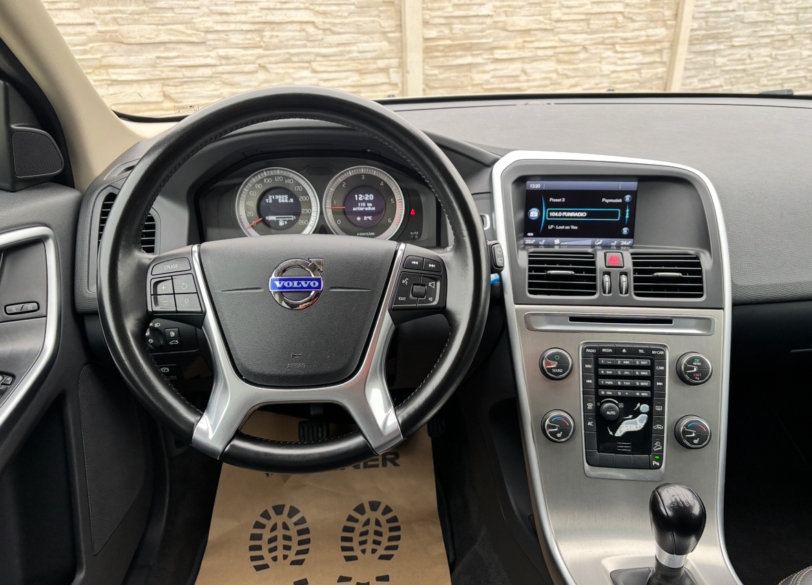 VOLVO XC60 2.4 D3 AWD SUMMUM •Ťažné •Manuál •Panorama - 9