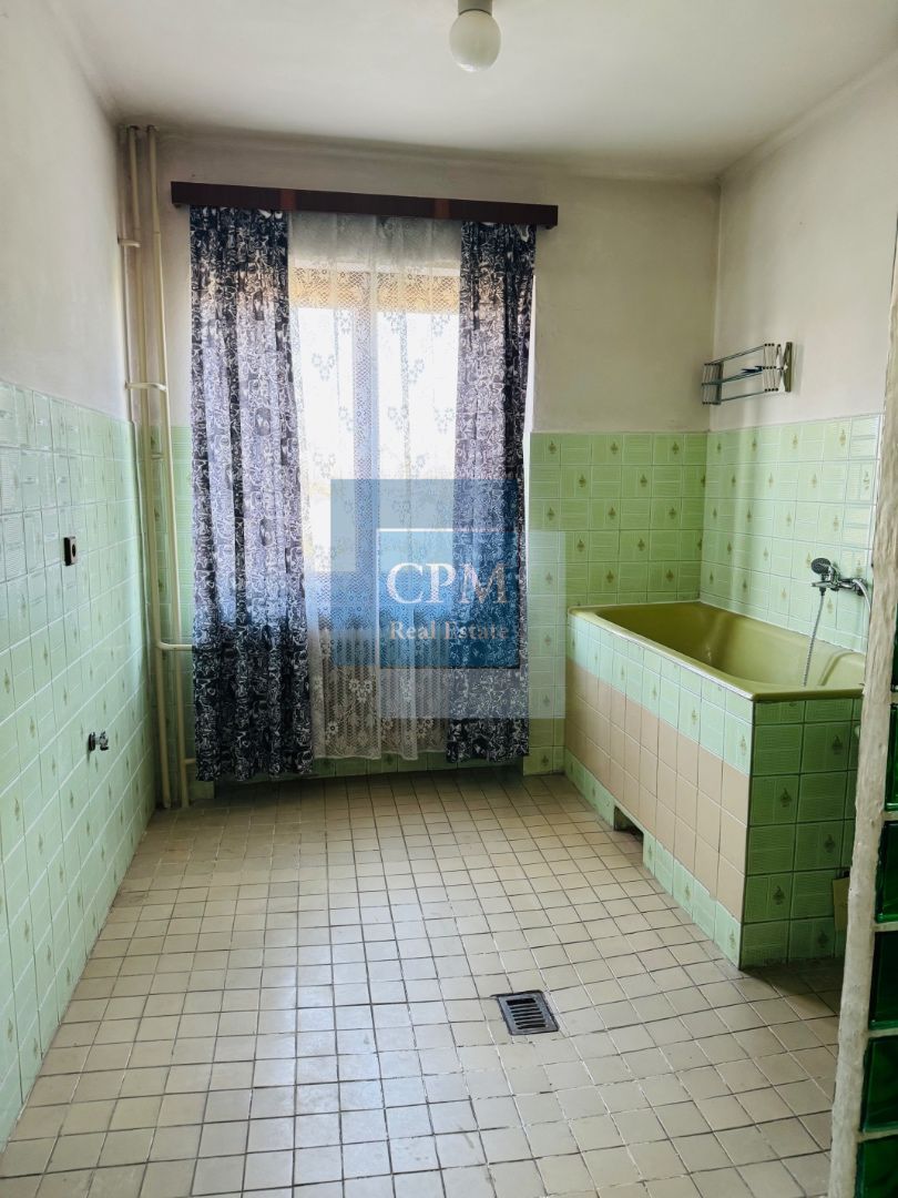 Ponúkame na predaj 5 - izbový poschodový podpivničený dom v - 9