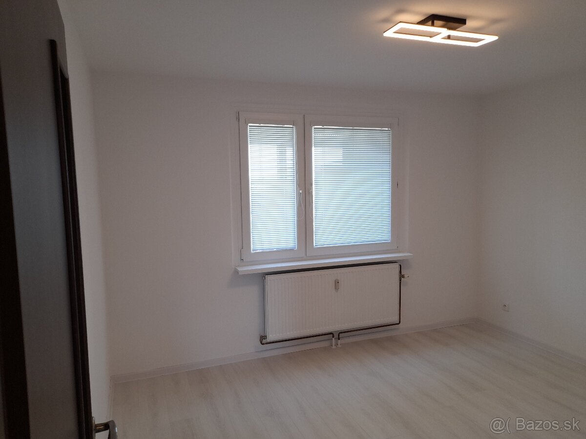 Rezervovaný kompletne zrekonštruovaný 4-izbový byt - 9