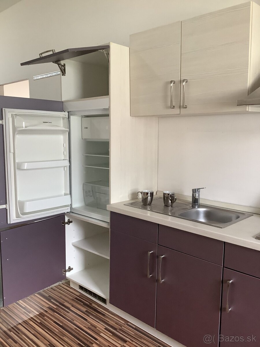 Moderná kuchyňa vo fialovom odtieni MOLLY - 9