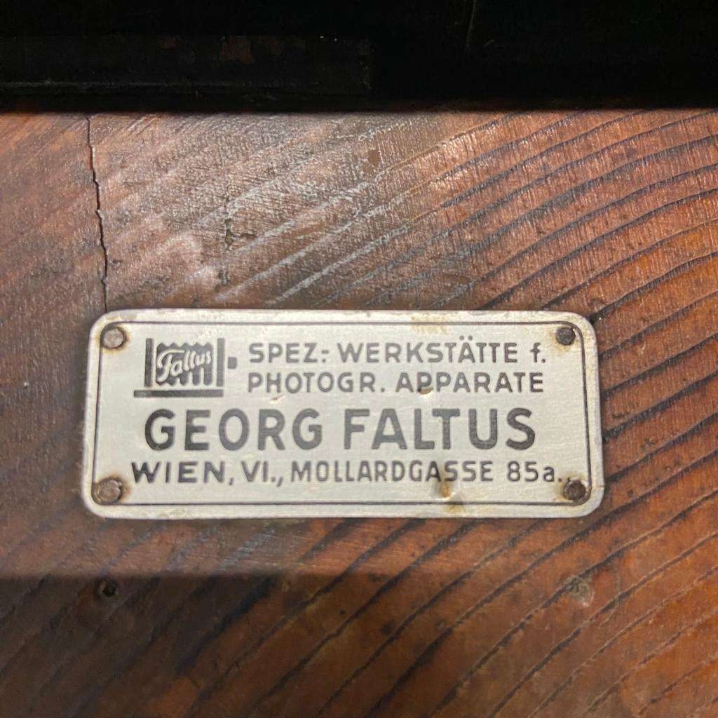 Masívny vitrínový stôl - 9