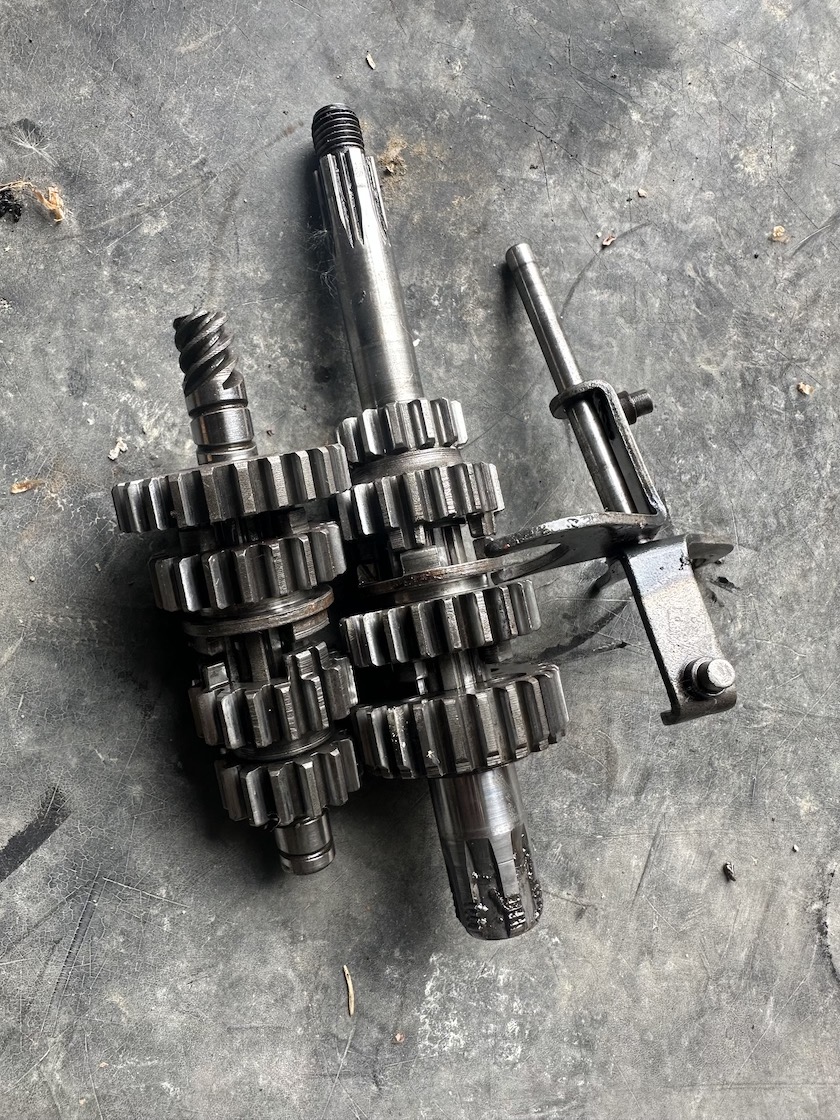 Predám DIELY motora ČZ 250/455 - 9