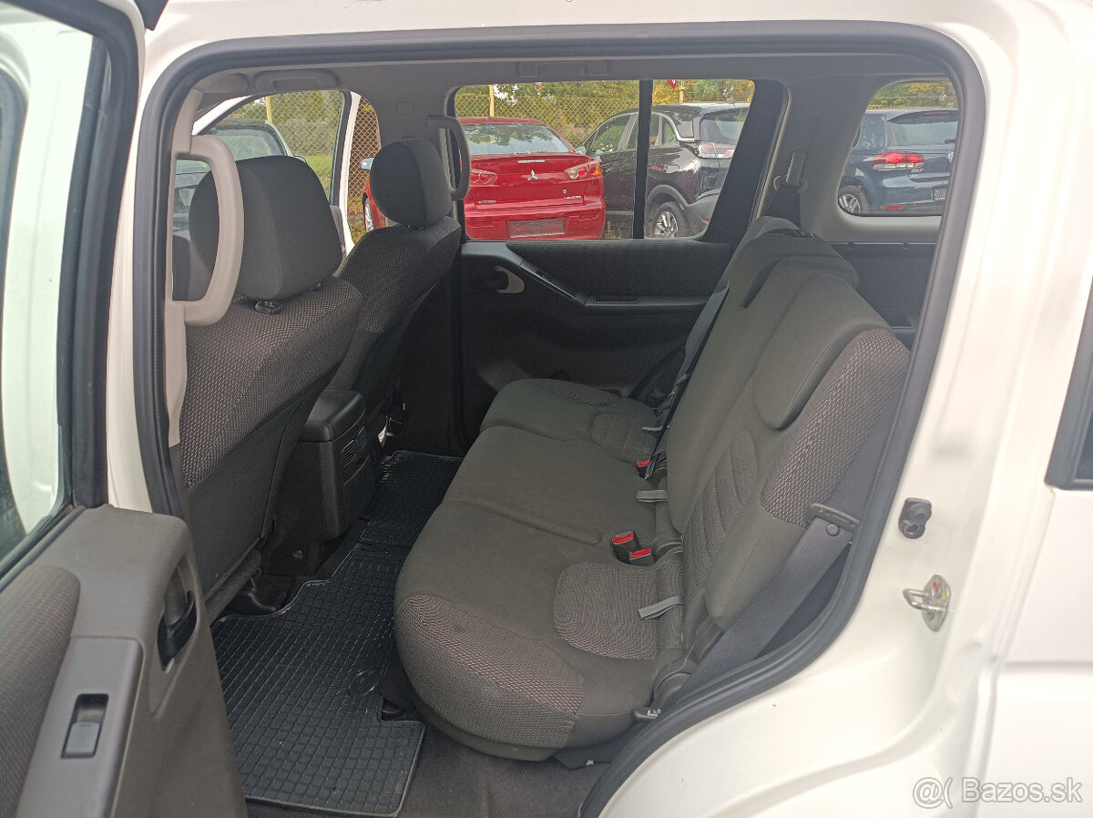 Nissan Pathfinder, 140kw,4x4,s.kniha,7míst.manuál - 9