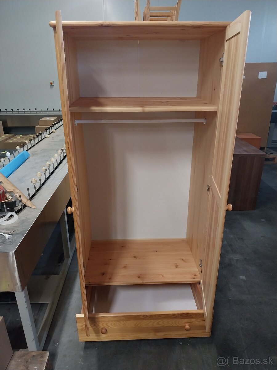 Stôl a stoličky - 9