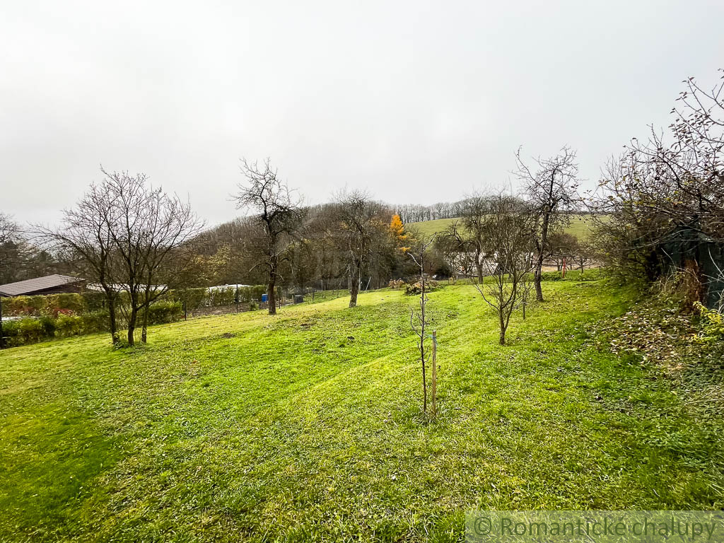 Rodinný dom / chalupa s veľkou záhradou v tichej obci Horn - 9