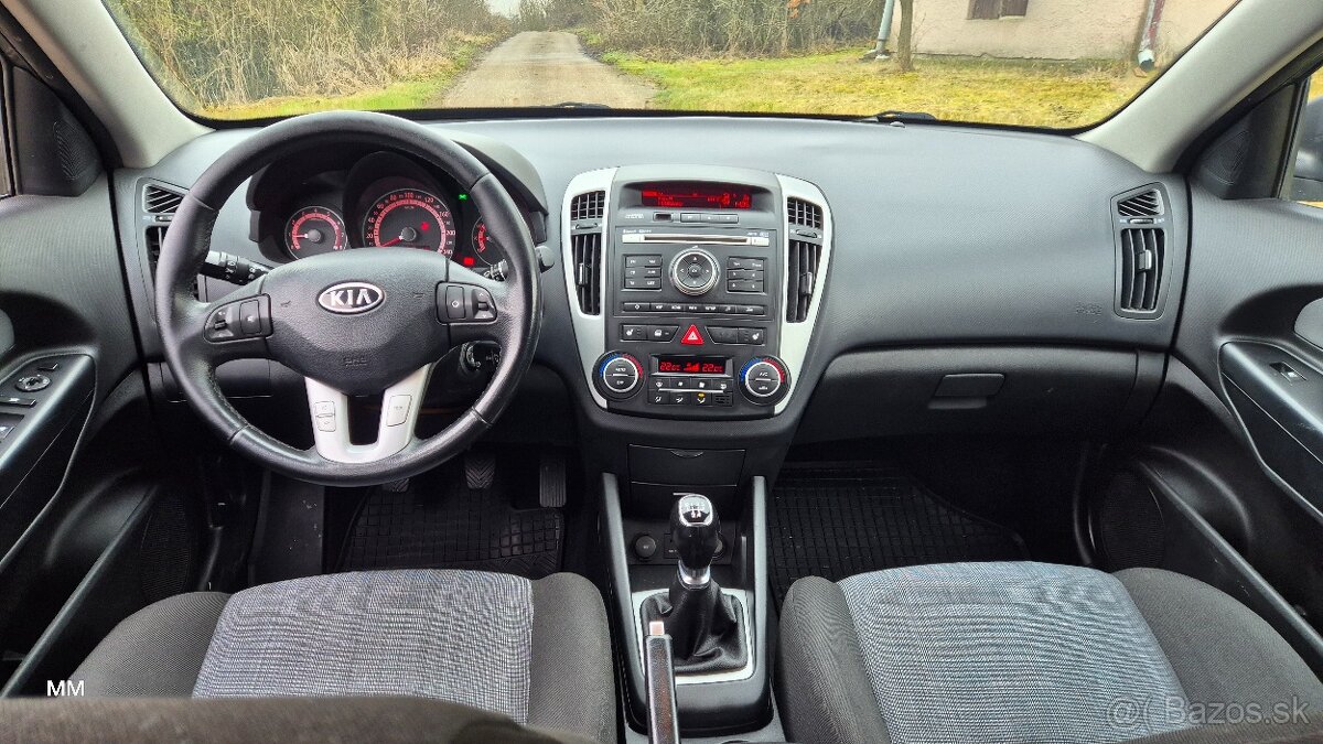 🇰🇷🇸🇰 Kia Ceed combi , 1.6 benzín , manuál, SR auto - 9
