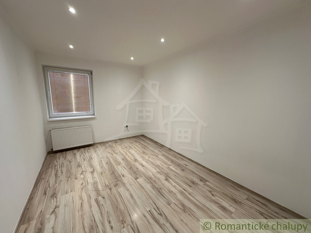 Priestranný rodinný dom v Kolárove – ideálne bývanie aj in - 9